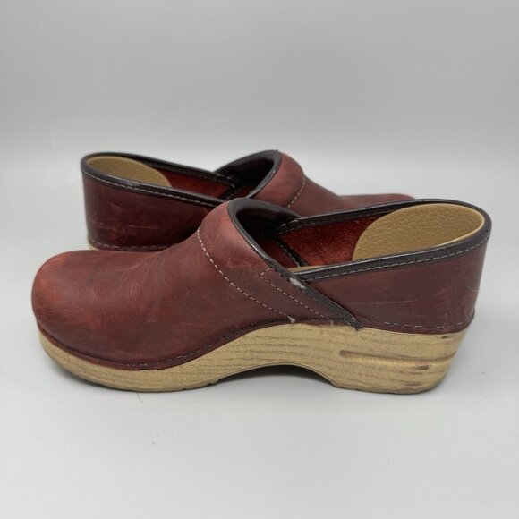 Dansko Women’s Dark Red Oiled Professional Woodgrain Clogs size 7.5 US - Picture 1 of 9